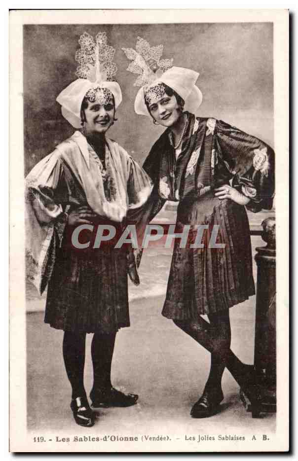 CPA Les Sables d Olonne Les jolies sablaises Folklore Costume 