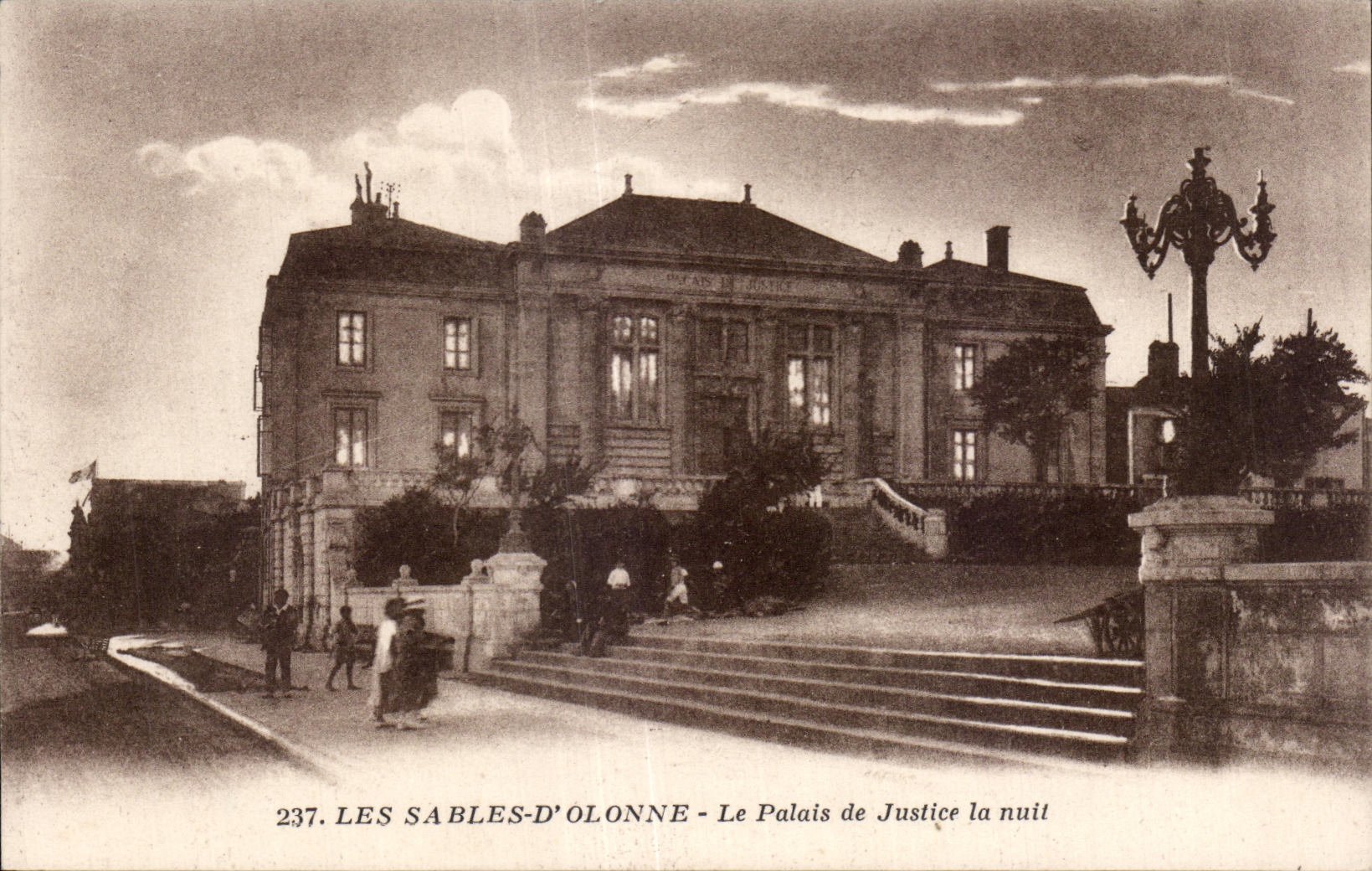 CPA Les Sables d Olonne Le Palais de Justice la nuit
