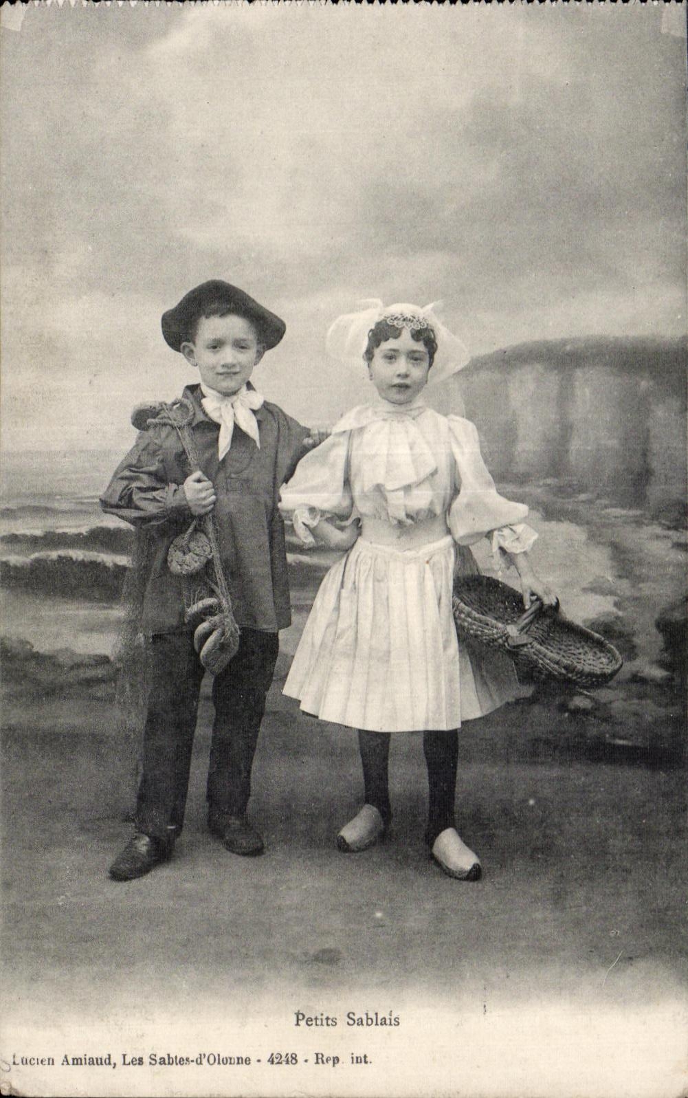Petits Sablais — enfants en costume local — Lucien Amiaud, Les Sables-d'Olonne - 4248 - Rep. int.