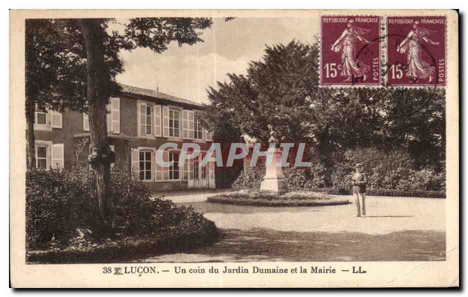 Luçon — Un coin du Jardin Dumaine et la Mairie — LL.