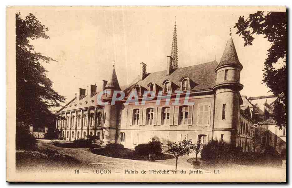 CPA Lucon Palais de l Eveche vu du Jardin