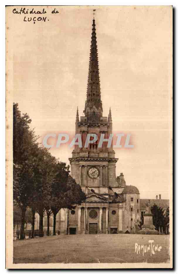 Cathedral of Luçon — Clock Tower from around 1700, height 75 m. — Éditions Artistiques Raymond Bergevin, La Rochelle