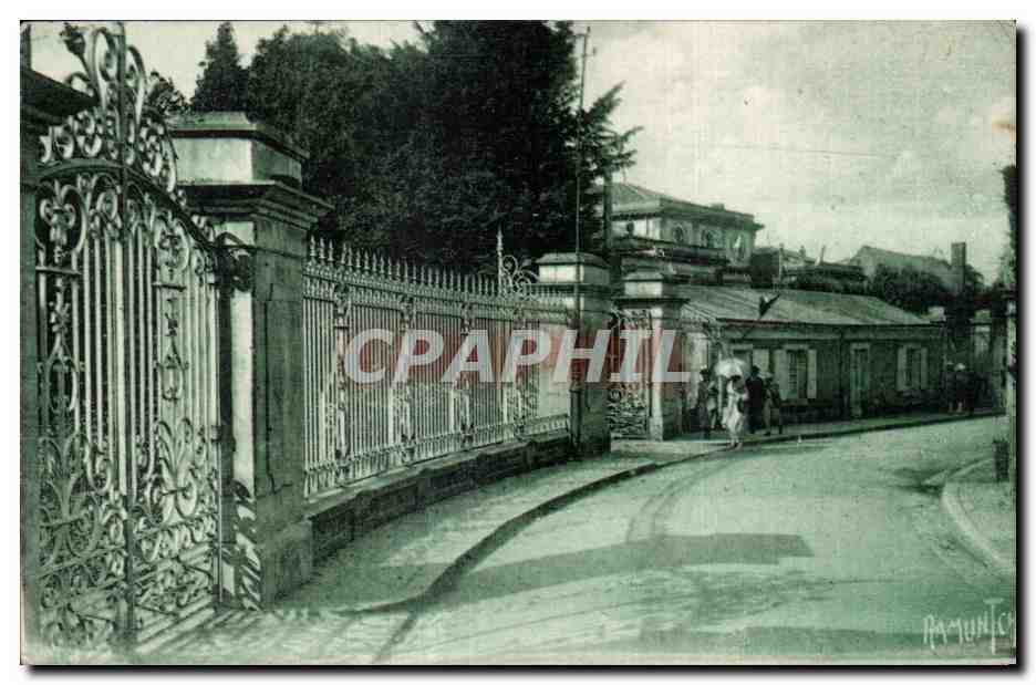 CPA Lucon Entree du jardin dumaine legue a la ville par H dumaine