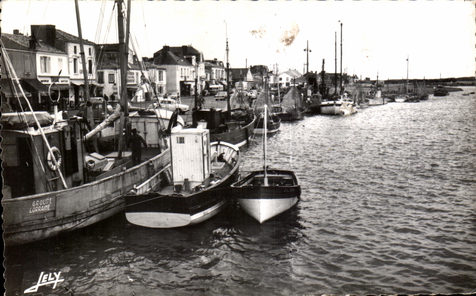 Port de Saint-Gilles-sur-Vie — vue des bateaux — Éditions JELY