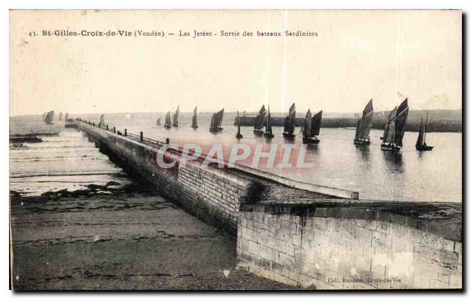 CPA St gilles croix de vle vendee les jetees sortie des vateaux sardiniers