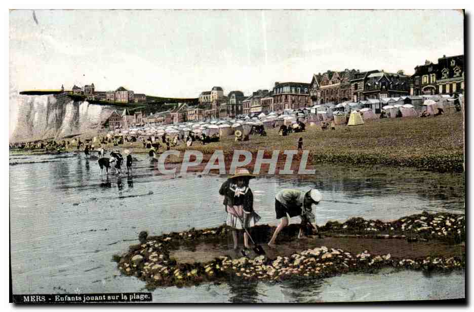 CPA Mers Eufants jouant sur la Plage
