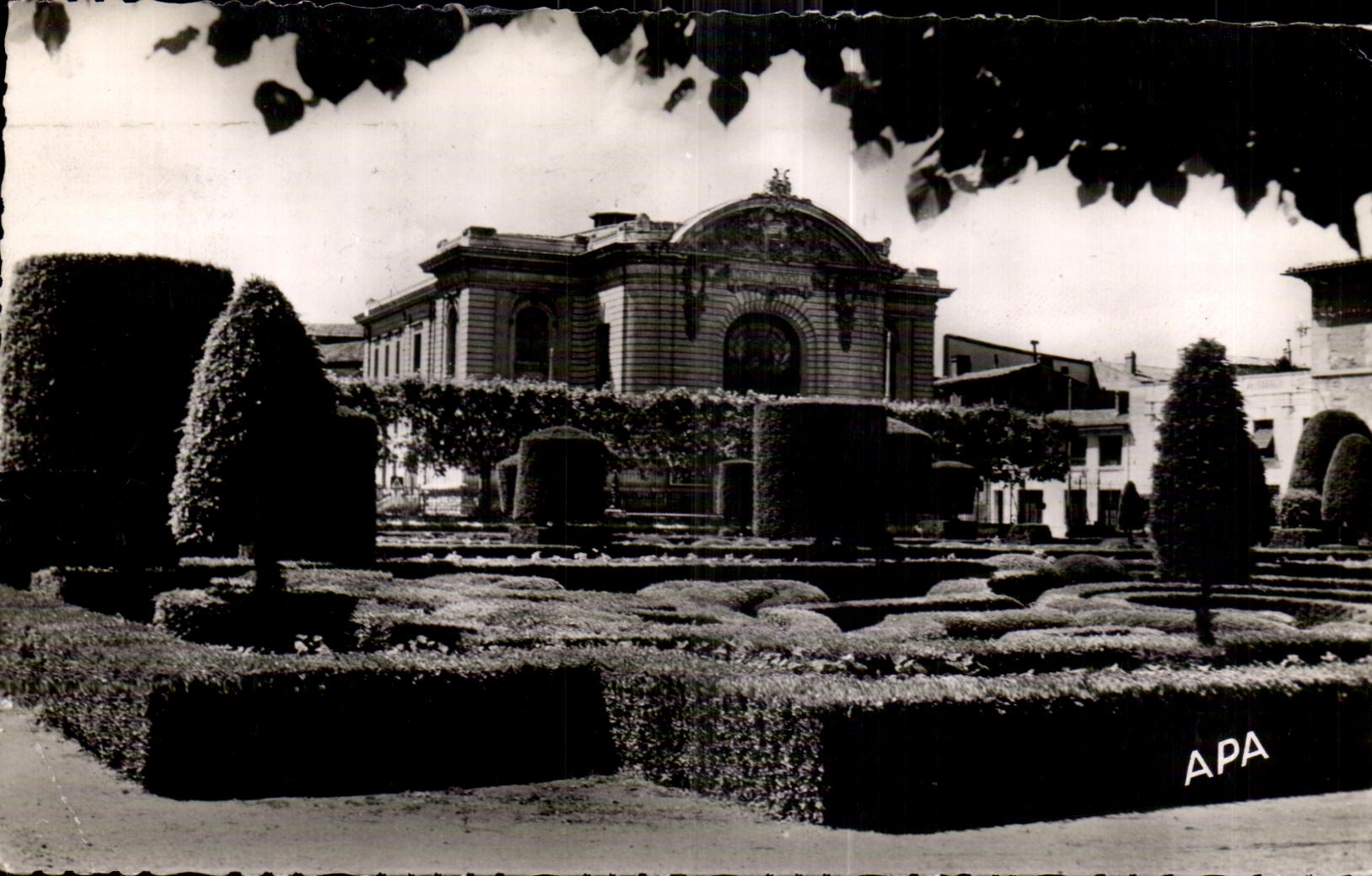 Le Théâtre vu du Jardin de l'Évêché — Musée Goya — APA