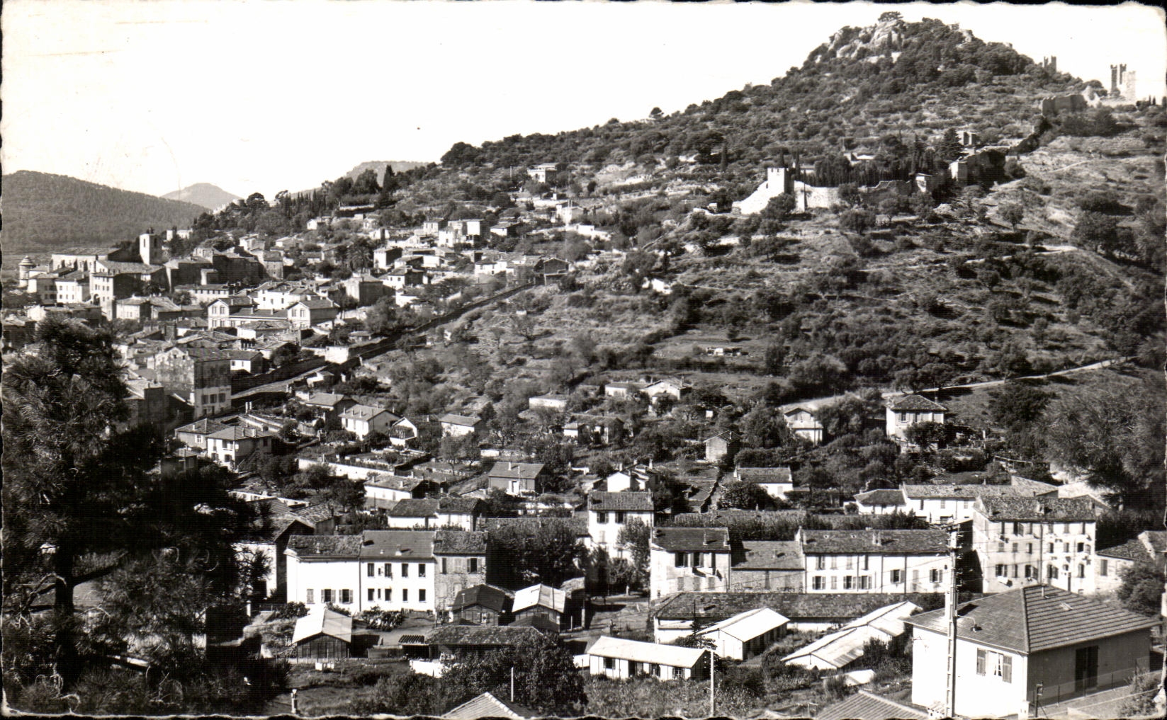 Hyères-les-Palmiers — Vue générale — Au fond : le Château — Éditions S.E.P.T. - 35