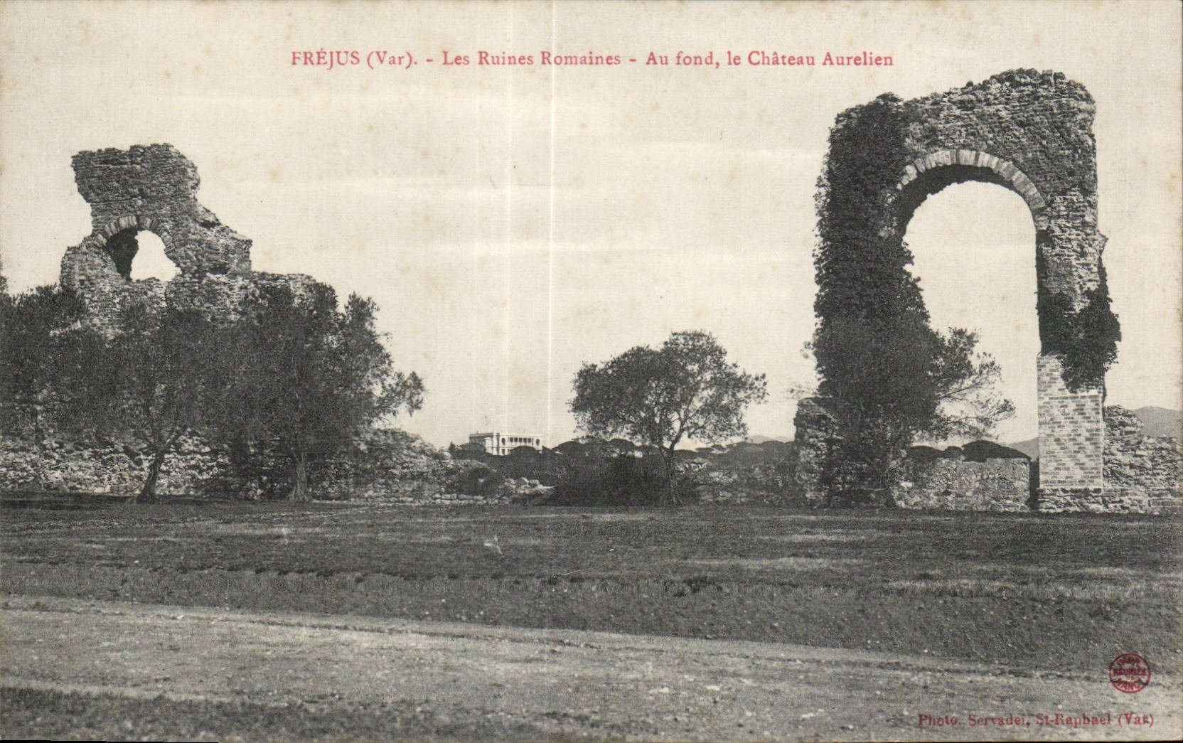 Fréjus (Var) — Les Ruines Romaines — Au fond, le Château Aurelien — Photo Serradei, St-Raphaël (Var)