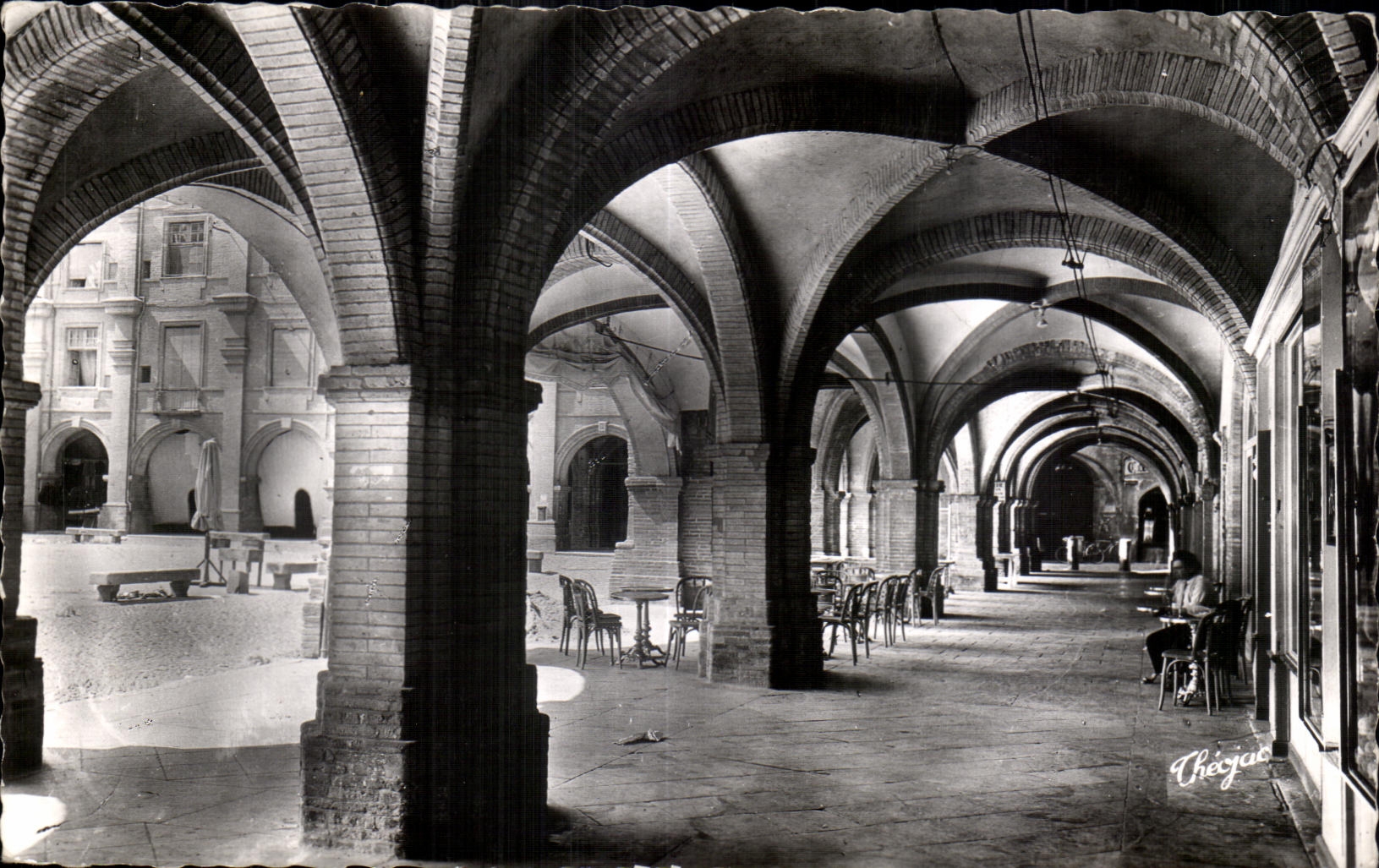 Arcades de la Place Nationale — Montauban — Les Éditions Modernes Théojac