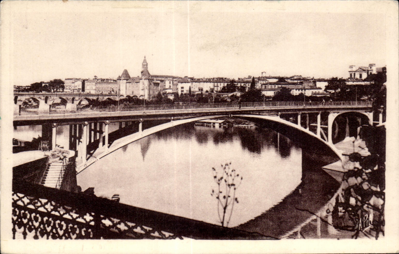 Montauban — Vue Générale sur la Ville-Haute et le Pont Neuf — éditeur Arténo Postalien, n°1