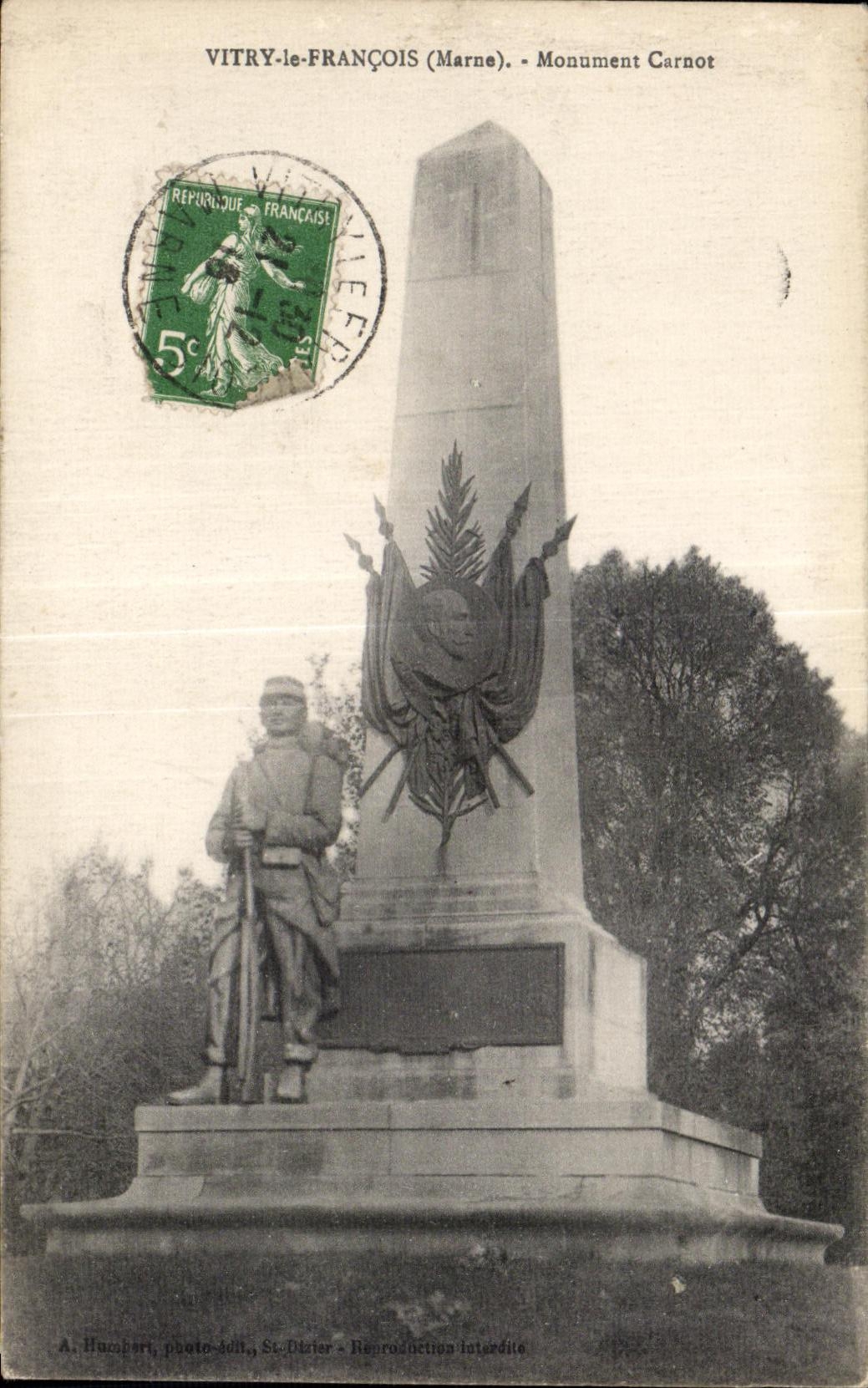 CPA Vitry le Francoise Marne Monument Carnot
