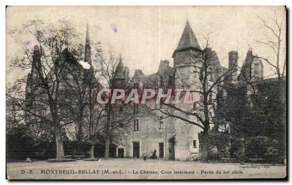CPA Montreuil Bellay M et L le Chateau Cour interieure