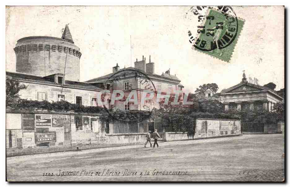 CPA Saumur Place de L Arche Doree La Gendarmerie