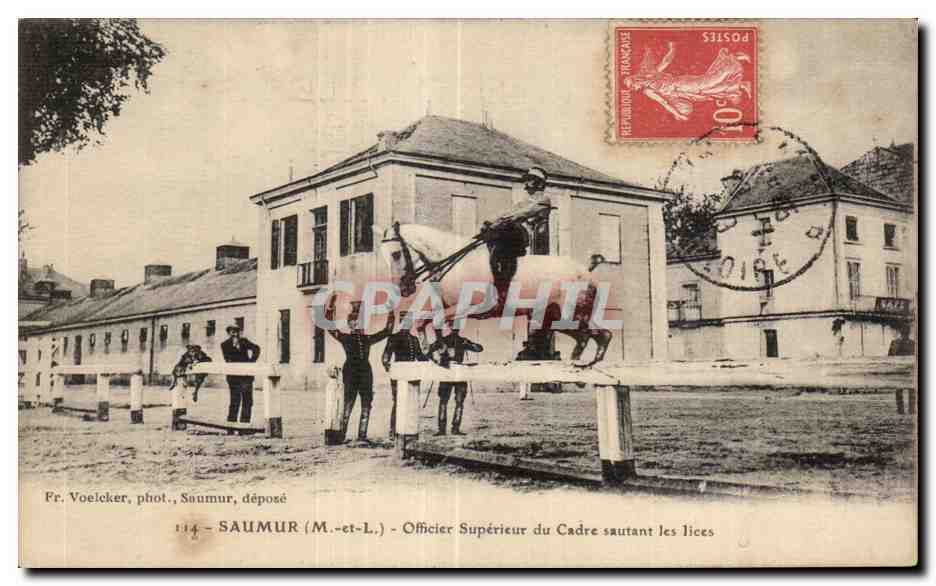 Saumur (M.-et-L.) — Officier Supérieur du Cadre sautant les licies — Fr. Voelecker, phot., Saumur, déposé