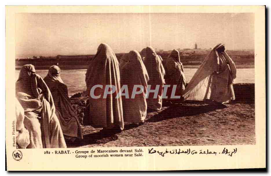 CPA Maroc Rabat Groupe de Marocaines devant sale Group of unoorish women near Sale