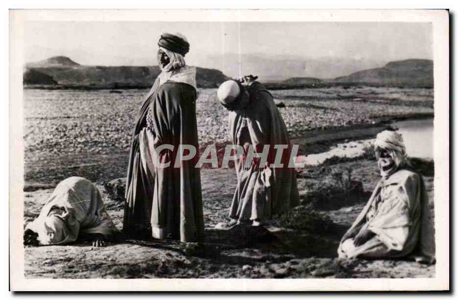 Prayer scene in the desert — Algeria — S.A.R.L. CARDINET & Cie, n°8044