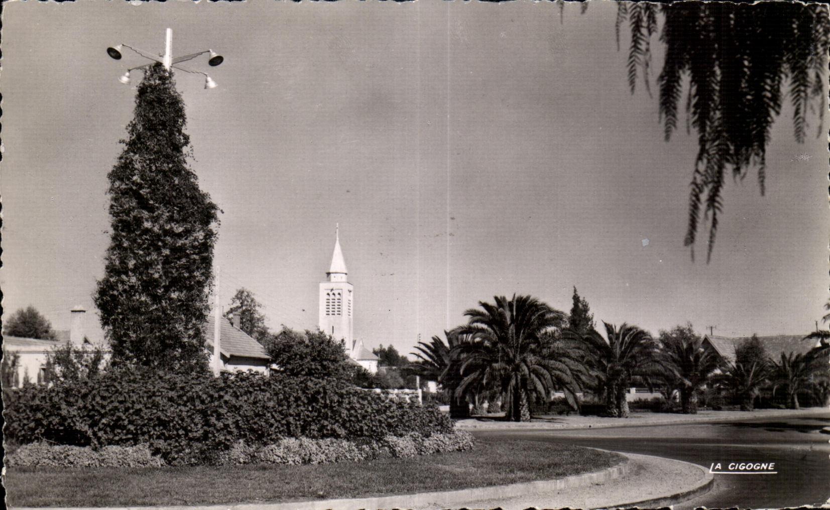 CPA Maroc Khouribga L Eglise vue des Jardins