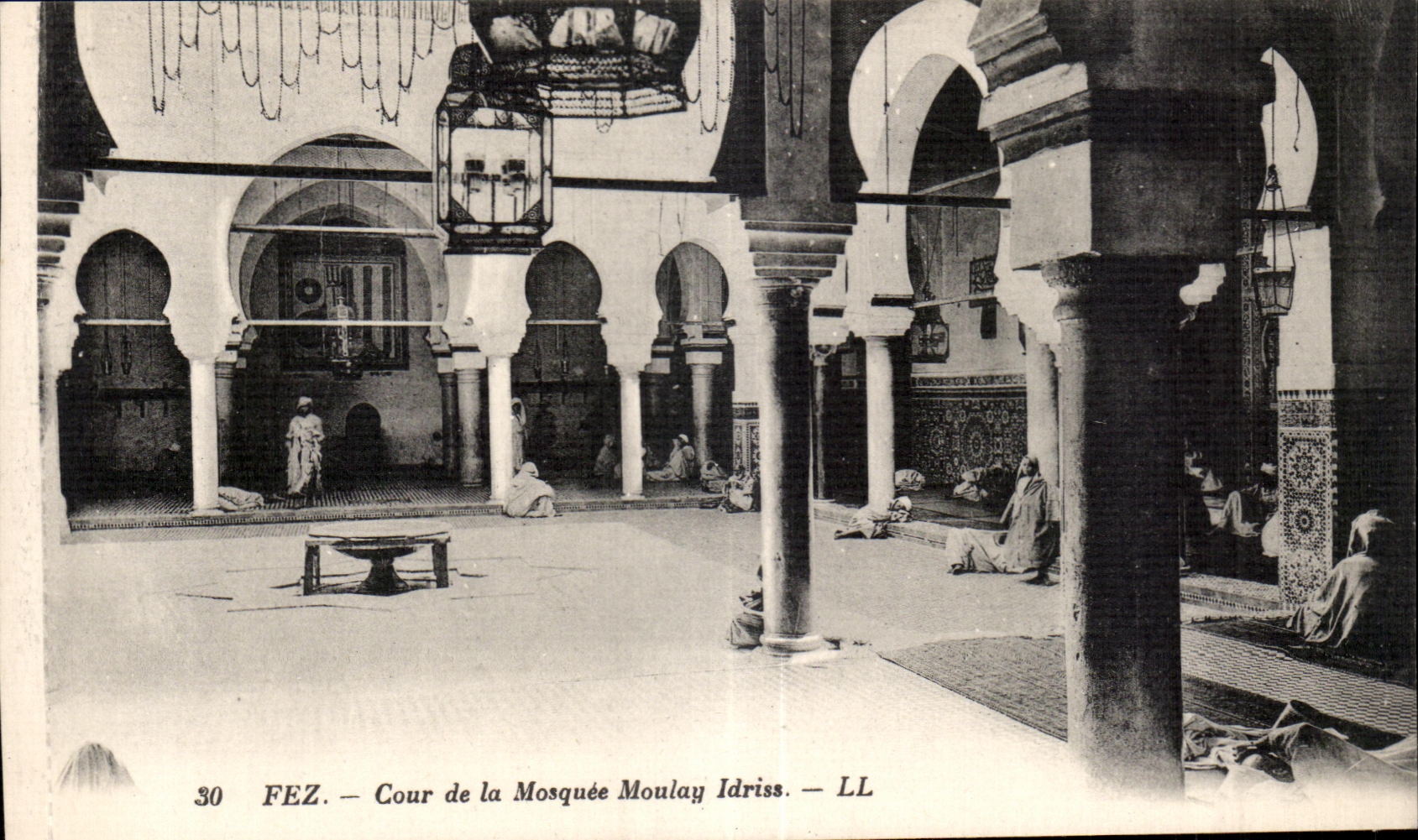 CPA Maroc Fez Cour de la Mosquee Moulay Idriss