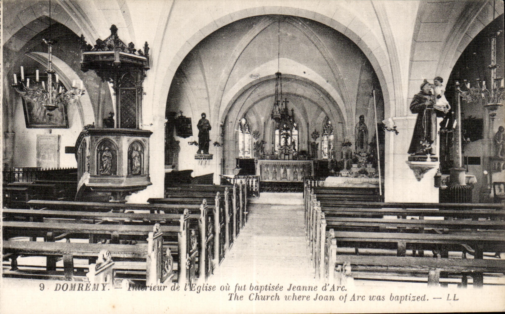 CPA Domremy Interieur de I Eglise ou fut baptisee Jeanne d Arc