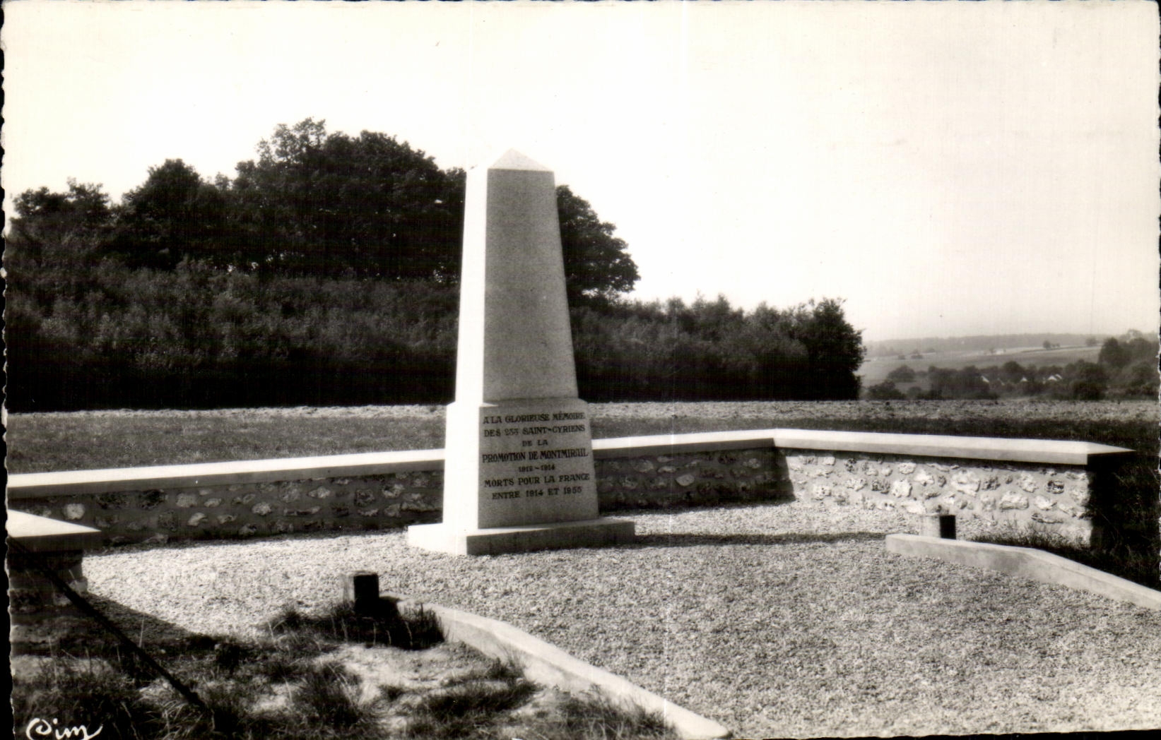 CPA Montmirail (Marne) Le Monument aux Saint Cyriens Saint Cyr Militaria 