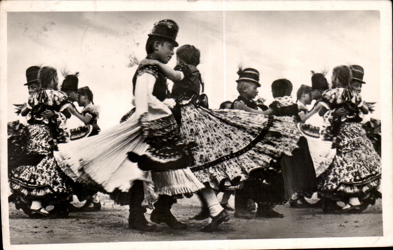 Enfants dansant le Csárdás — Keszthely, Hongrie — éditeur Barátság, Budapest, n° 62