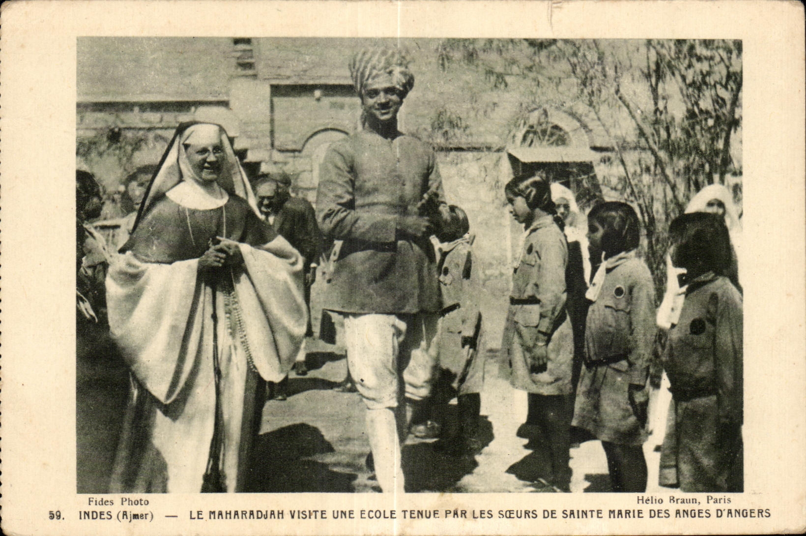 CPA Le Mamaradjah Visite Une Ecole Tenue Par Les Soeurs De Saint Marie Des Anges D Angers Indes Ahmer Inde India 