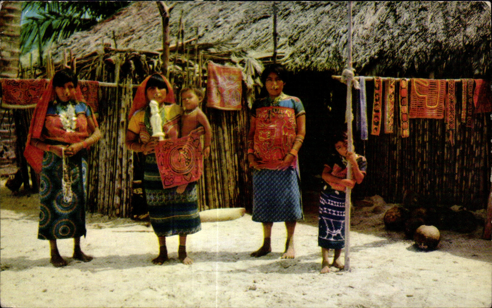 CPA Indias de San Blas con sus tipicos atavios viviendo tranquilamente en sus aseadas pintorecas islas panama