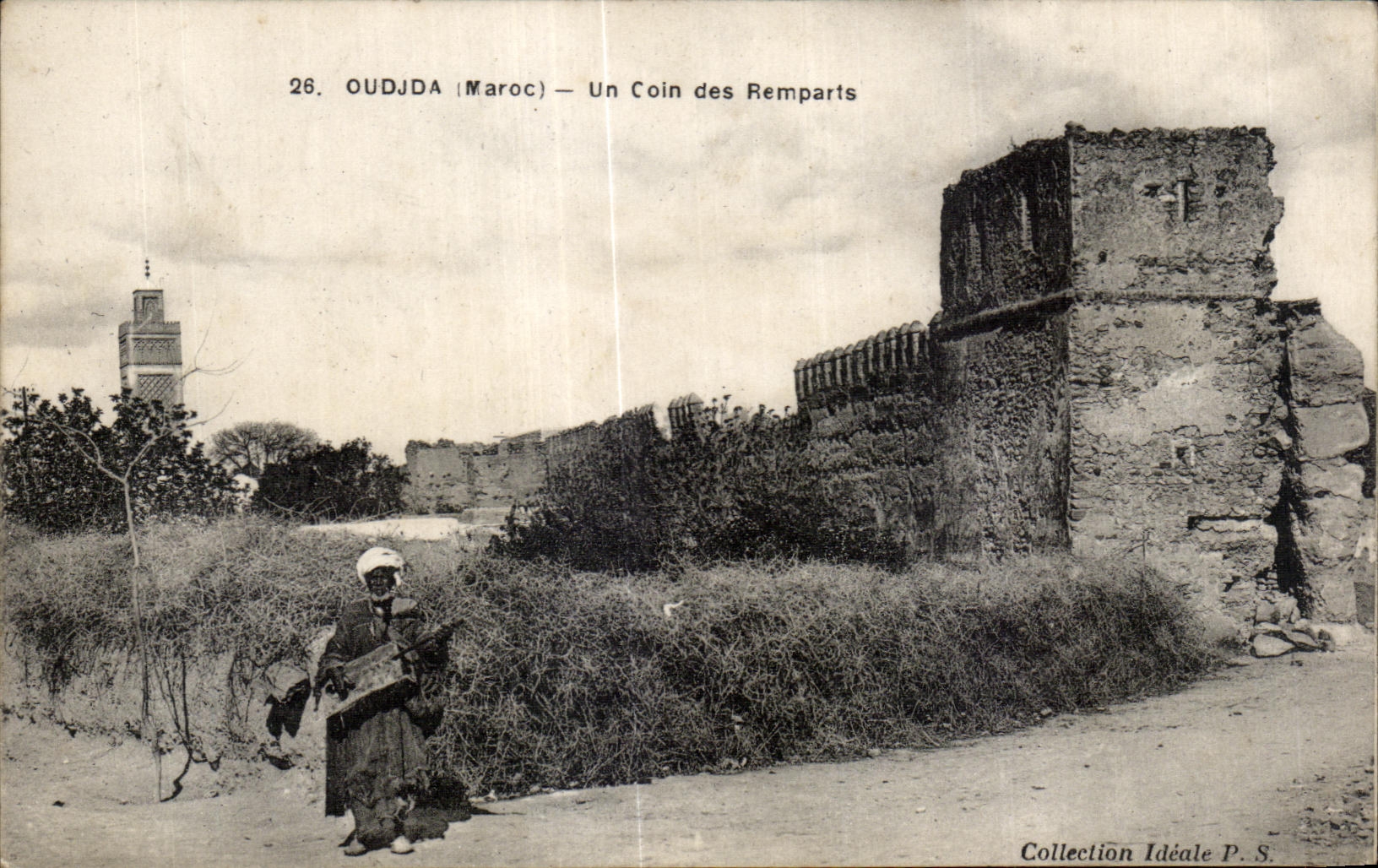 CPA Maroc Oudjda (Maroc) Un Coin des Remparts Musicien Folklore