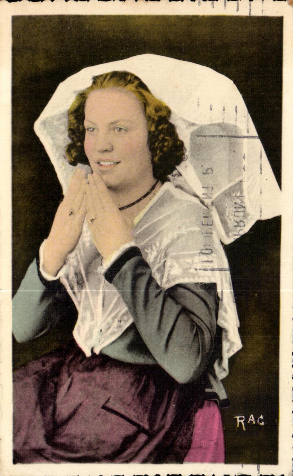 CPA Folklore costume Femme Un baiser du Limousin 