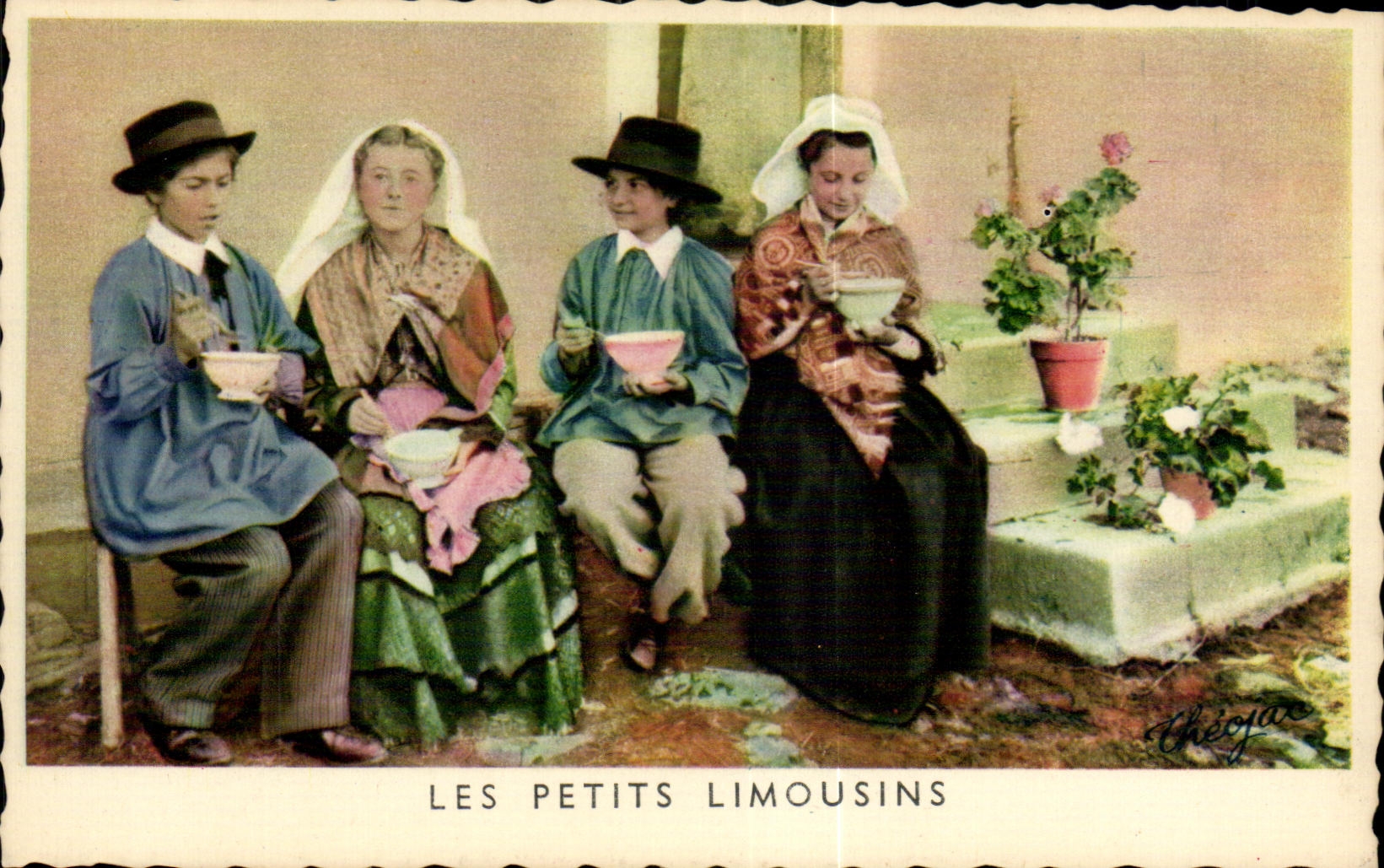 CPA Per eichora lou Parpai Re de tau que lo brejaudo Folklore Costume Enfants