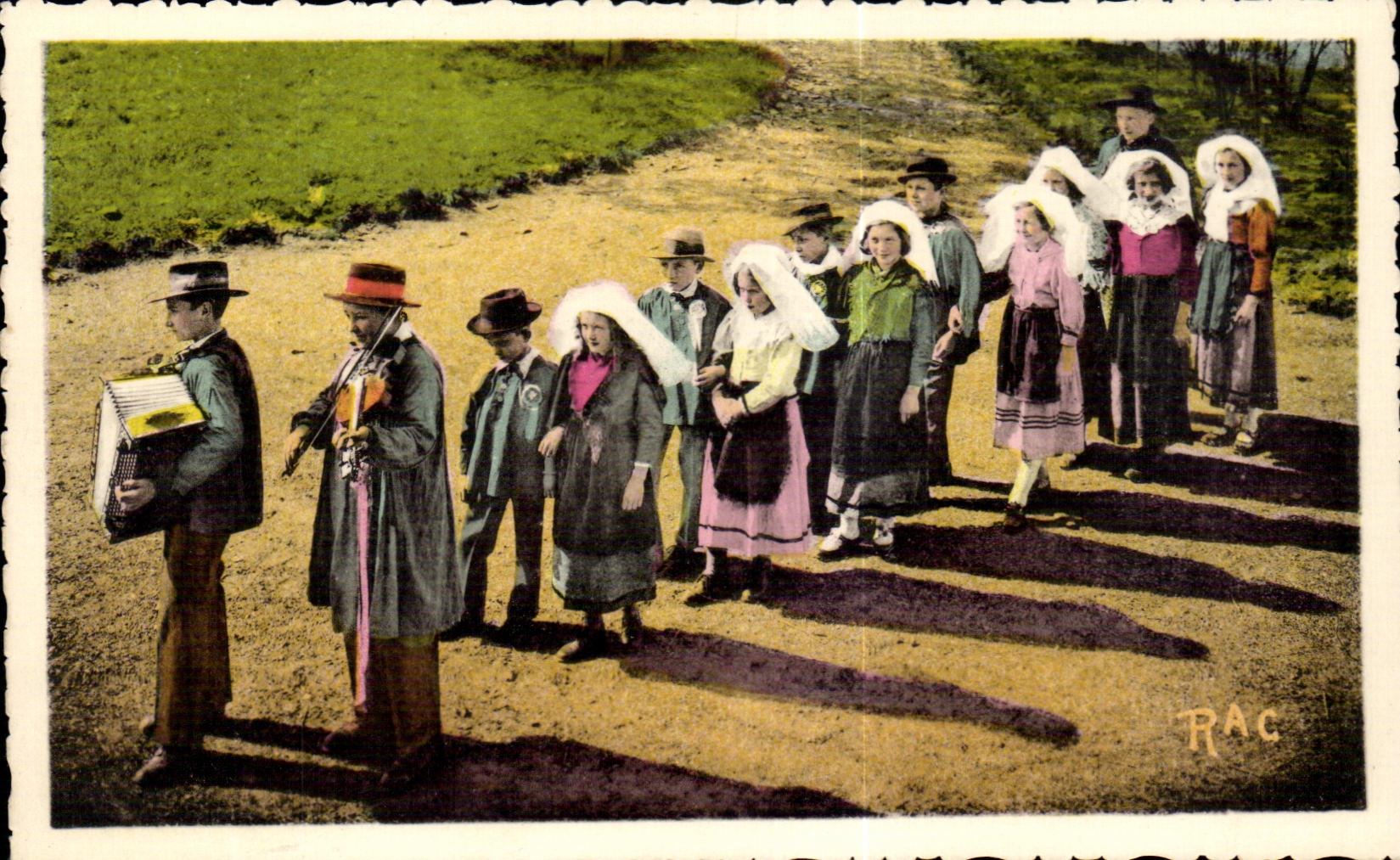 CPA Quo rai plaset de veore no si bravo uoco Folklore Costume Enfants