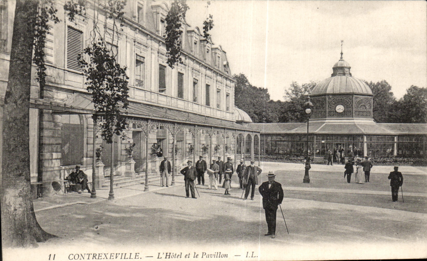 CPA Contrexeville L Hotel et le Pavillon