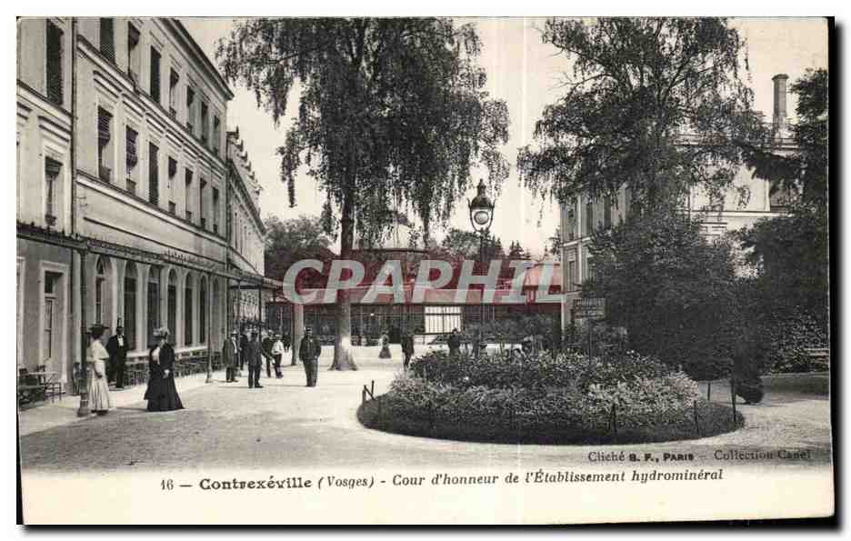 CPA Contrexeville (Vosges) Cour d honneur de l Etablissement hydromineral