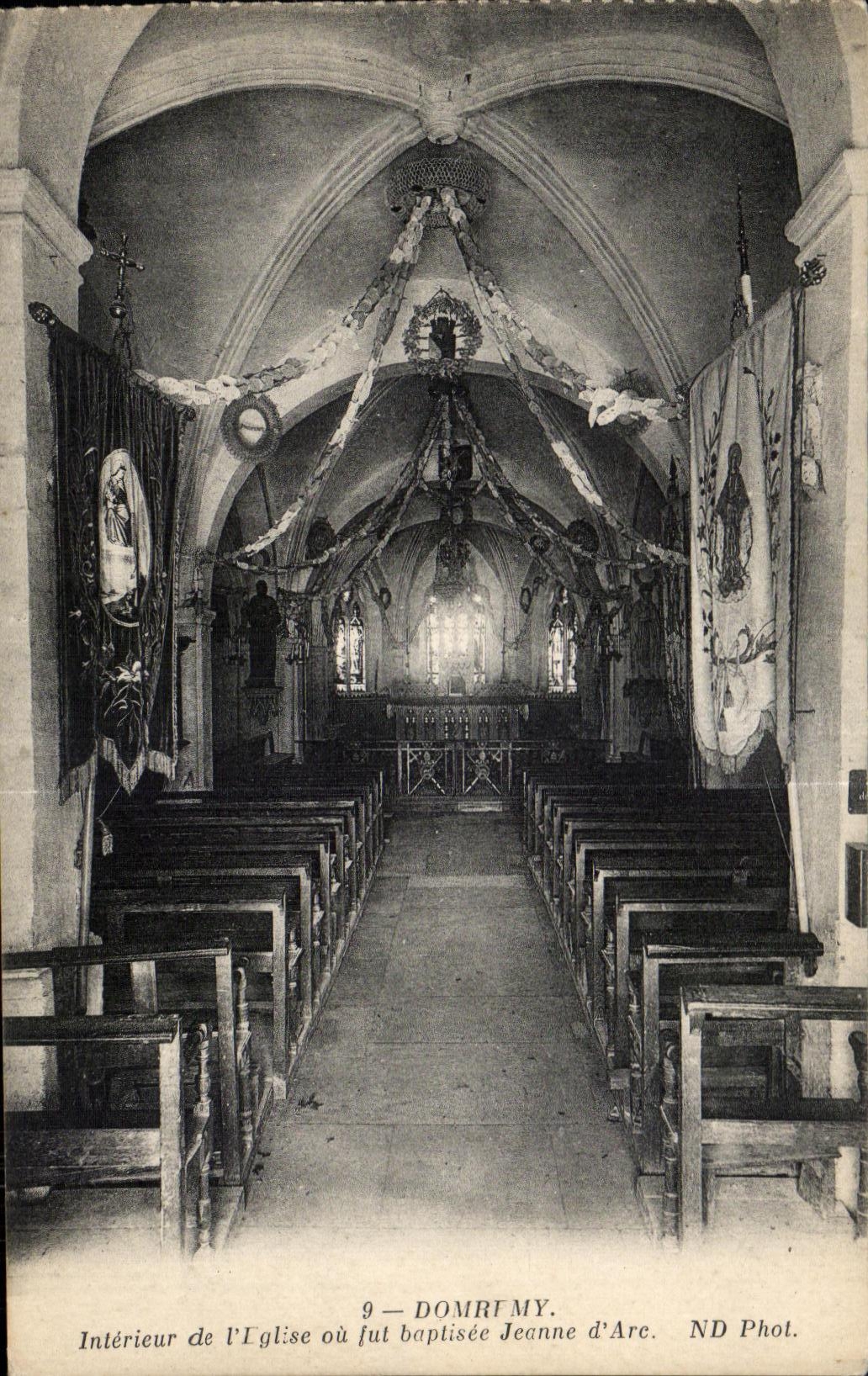 Intérieur de l'église où fut baptisée Jeanne d'Arc — Domrémy — ND Phot.