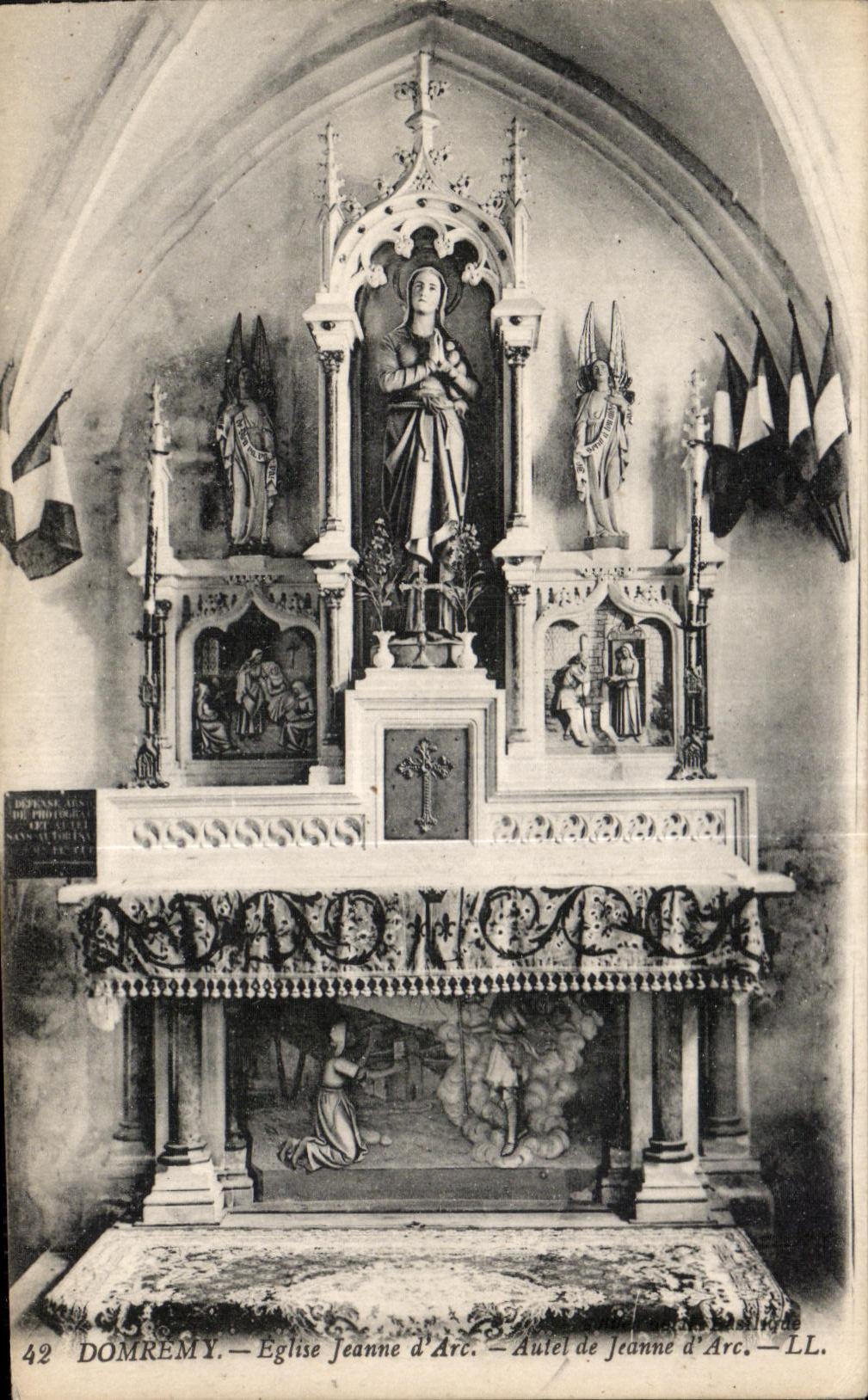 CPA Domremy Eglise jeanne d Arc Autel de Jeanne d Arc