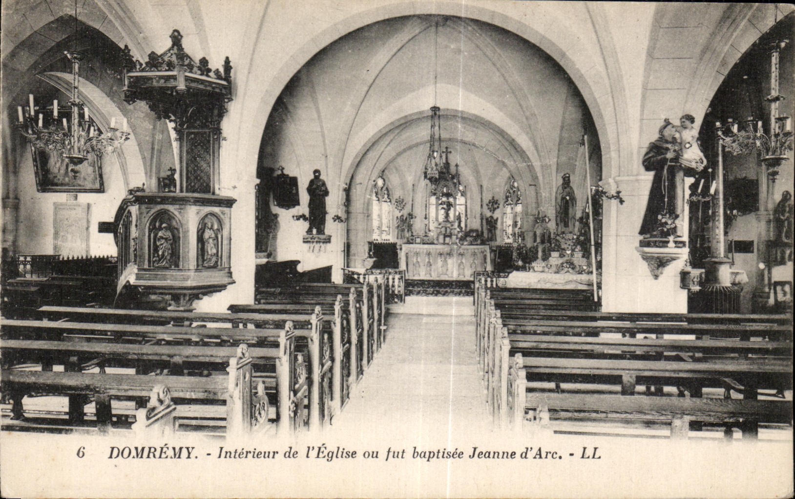 Domrémy — Innenansicht der Kirche, in der Jeanne d'Arc getauft wurde — LL