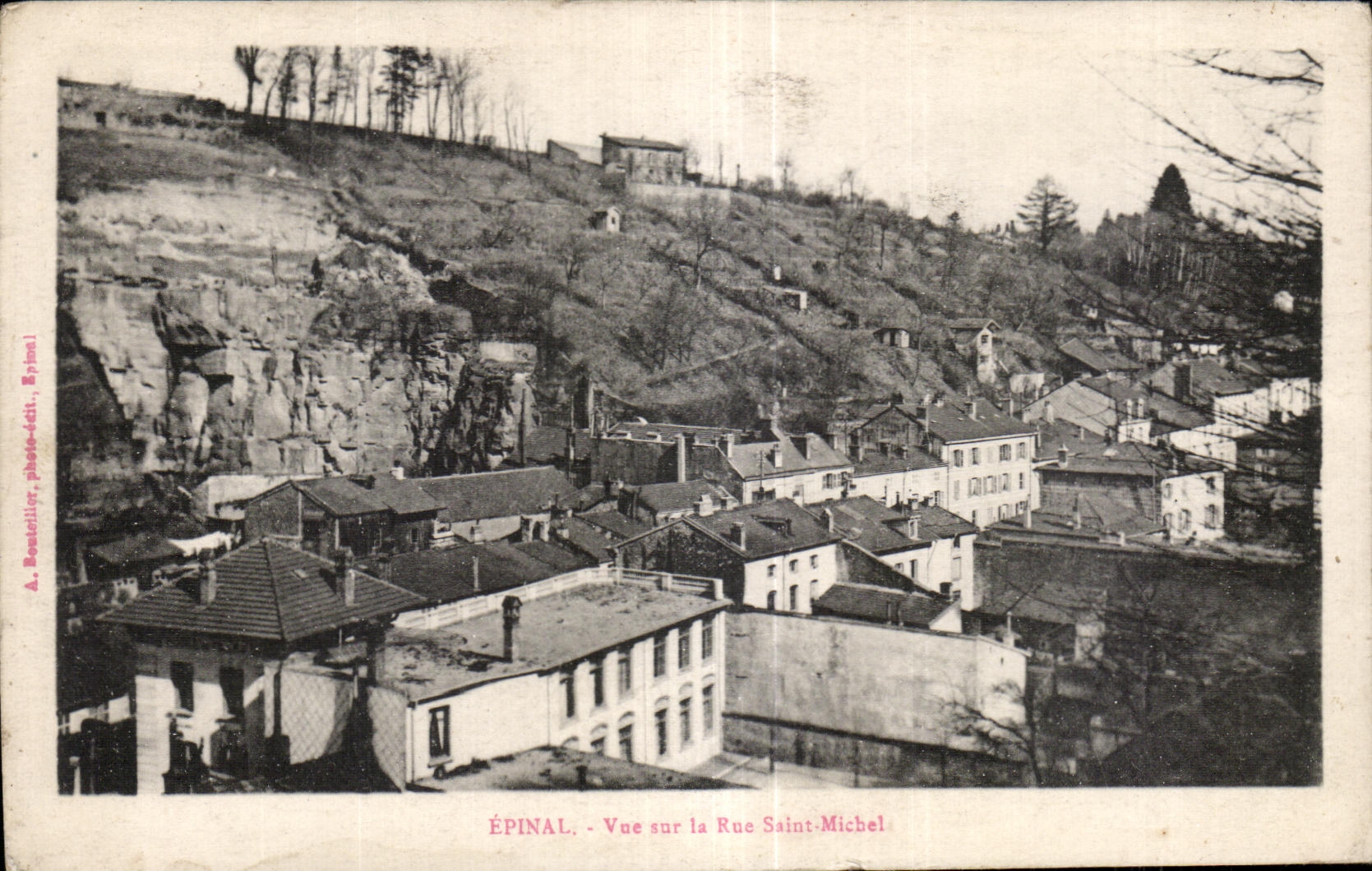 CPA Epinal Vue sur la Rue Saint Michel