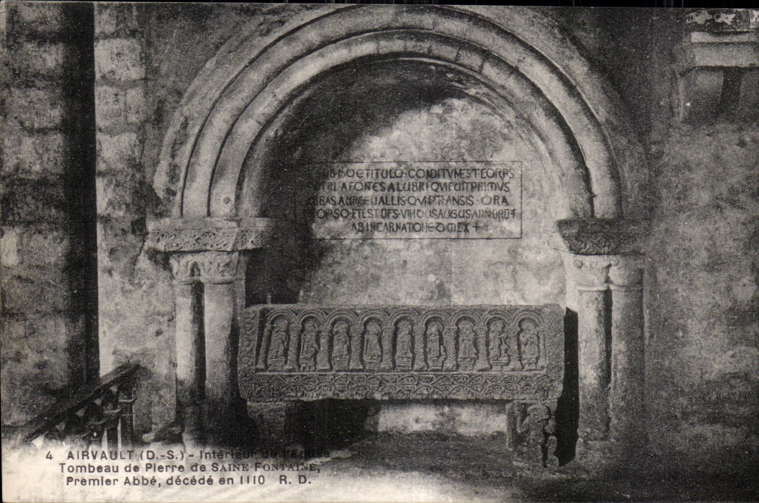 CPA Airvault Interieur Tombeau de Pierre de Saine Fontaine Premler Abbe decede en