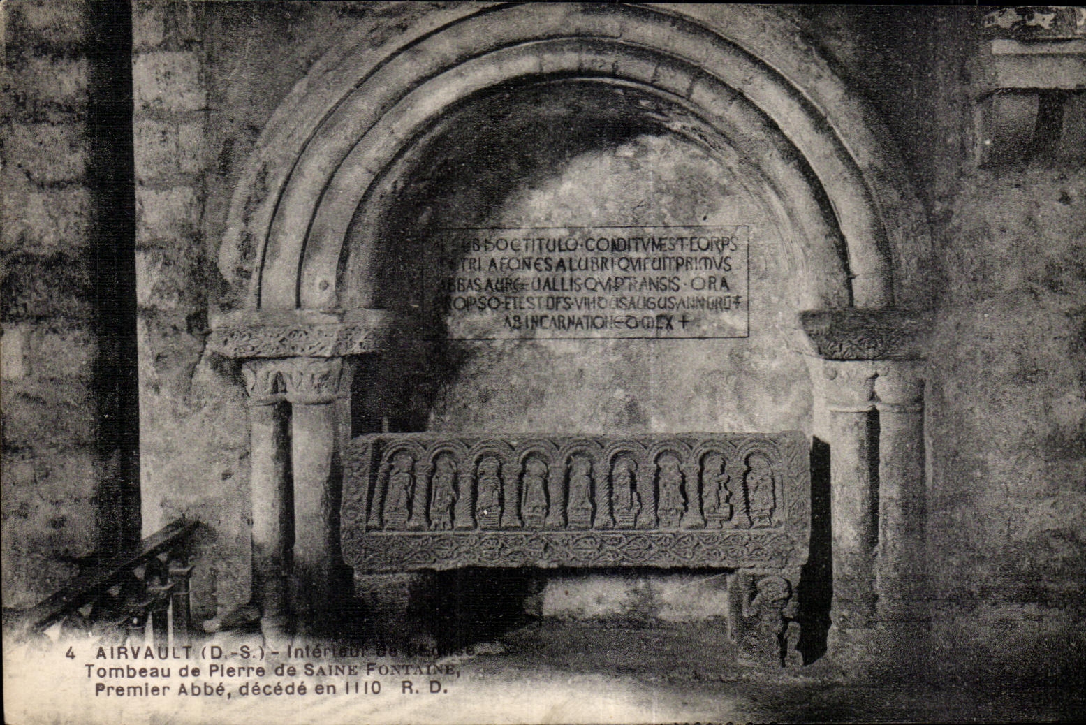 CPA Airvault Interieur de I Eglise Tombeau de Pierre de Saine Fontaine Premler Abbe decede en