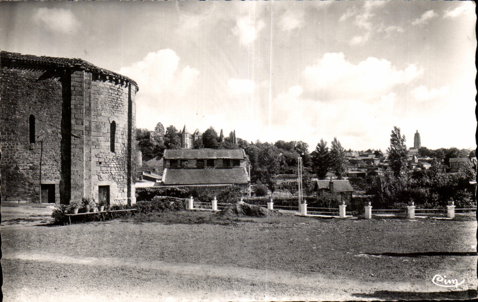 CPA Bressuire (Deux Sevres) La Chapelle du XIII de I ancien Prieure St Cyprien le Chateau et la Ville