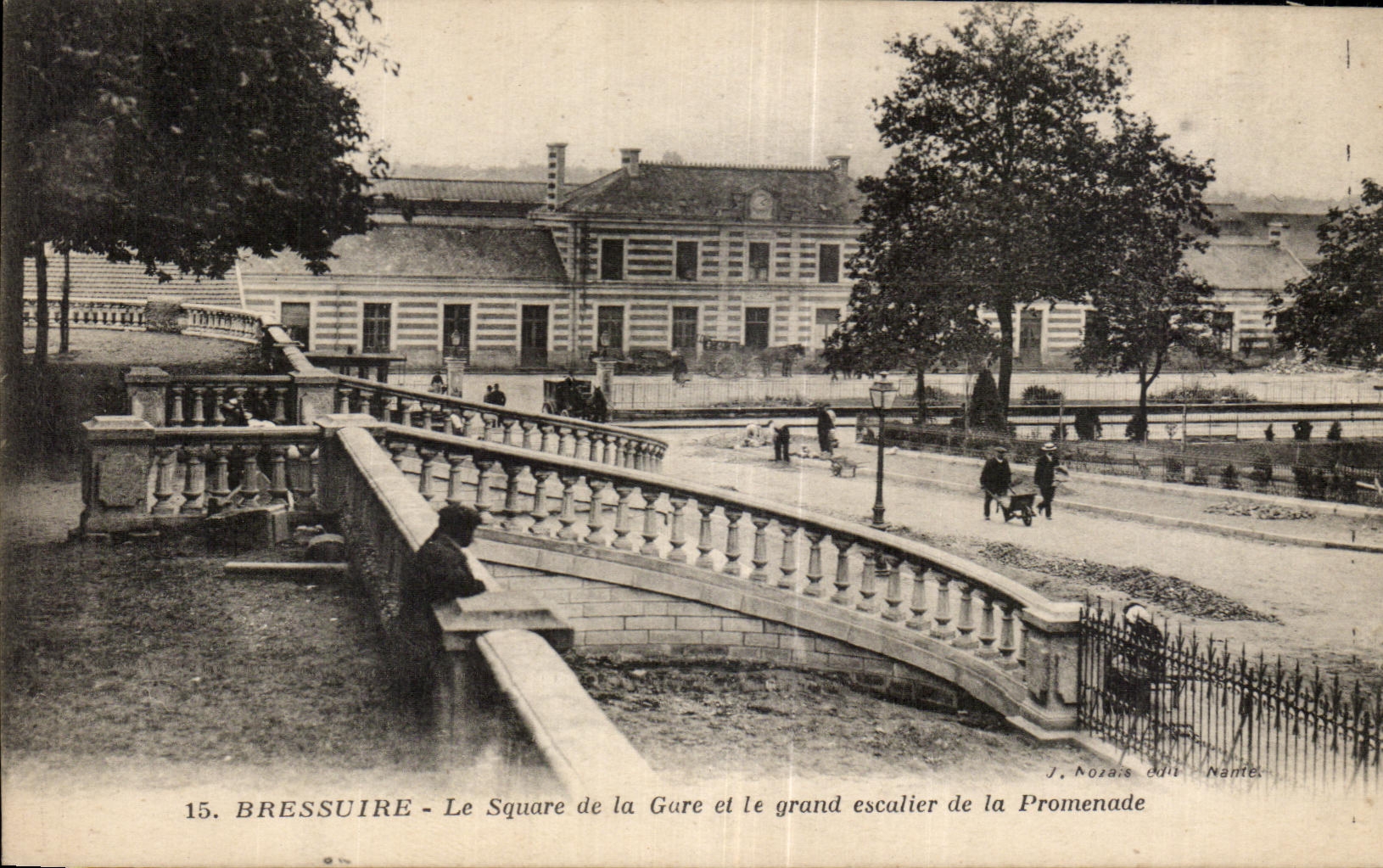 CPA Bressuire Le Square de la Gare et le grand escalier de la Promenade