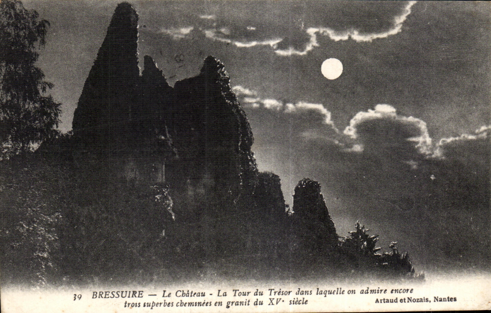 CPA Bressuire Le Chateau La Tour du Tresor dans laquelle on admire encore tross superes cbemsnees en granil du XV siecle