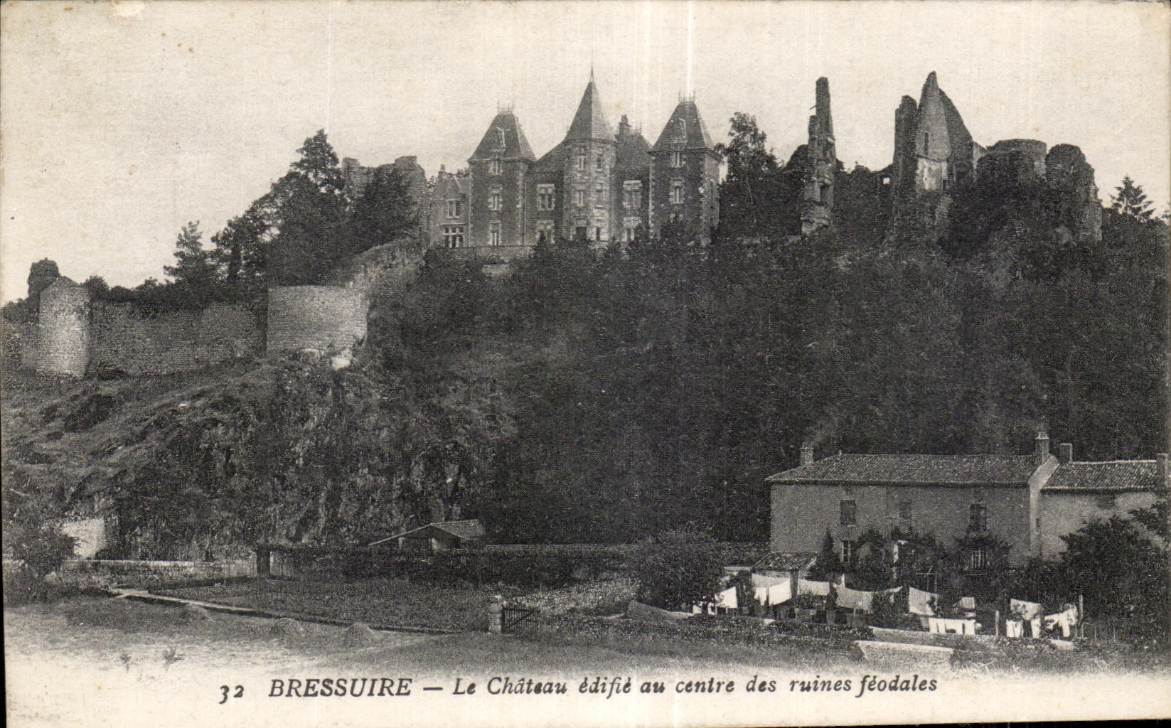 CPA Bressuire Le Chateau edifie au centre des ruines feodales