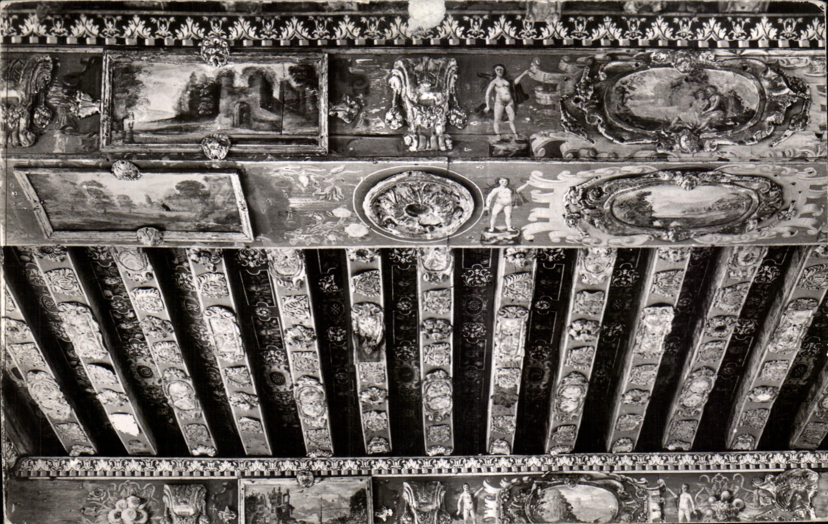 Oiron (Deux-Sèvres) — Le Château (XVIe et XVIIe s.) — Plafond du « Salon du Roi » — Service Commercial Monuments Historiques Grand Palais, Paris
