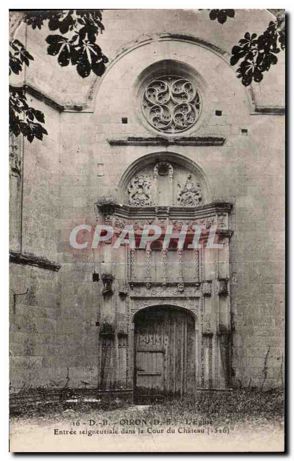 CPA Oiron L Eglise Entree seigneuriale dans la Cour du Chateau