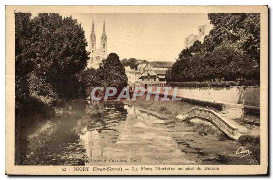 CPA Niort La Sevre Niortaise au Pied du donjon