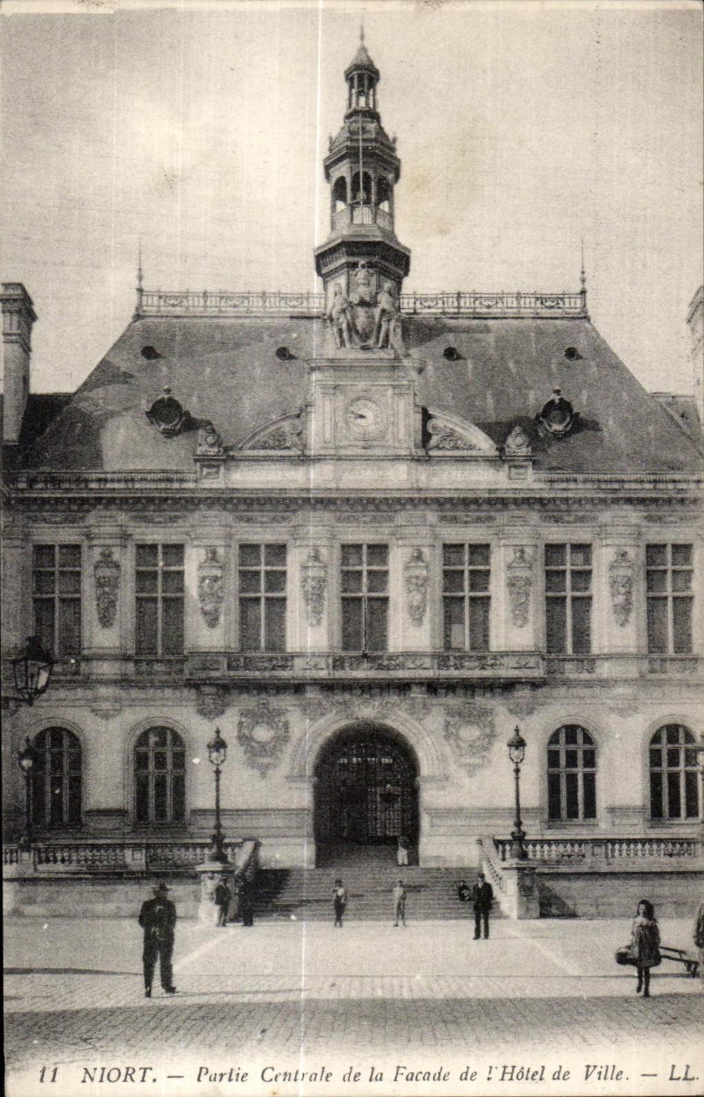 Niort — Partie Centrale de la Façade de l'Hôtel de Ville — LL