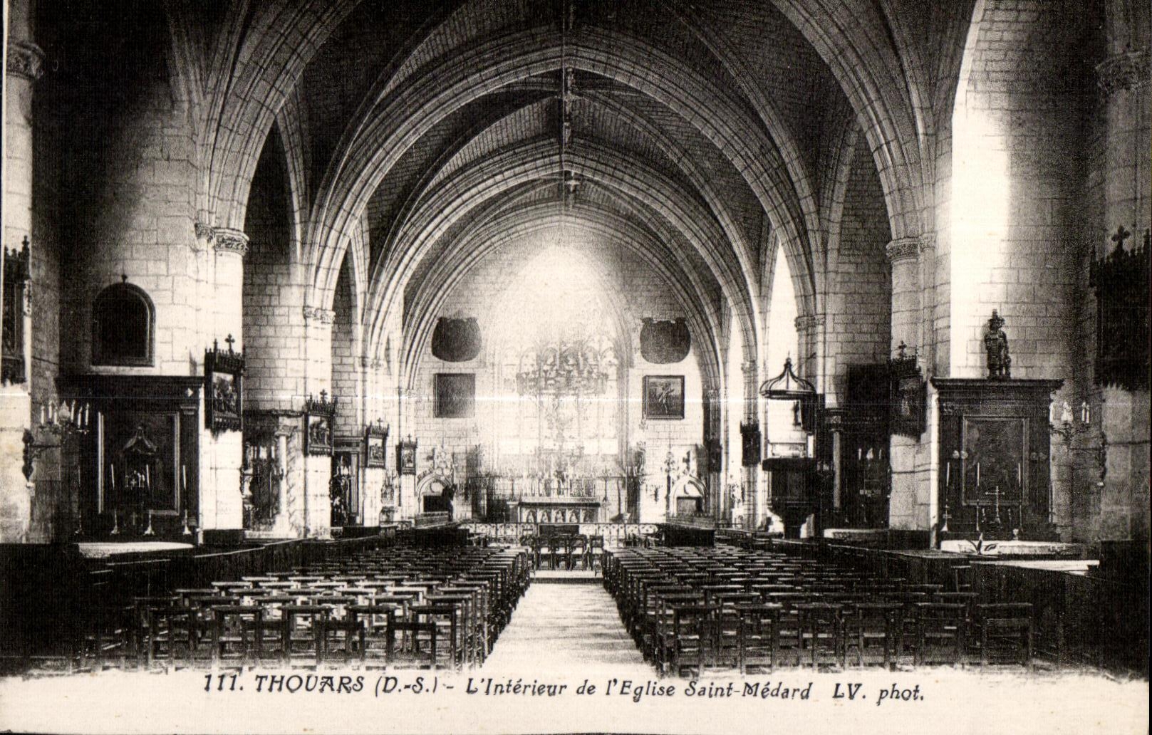 Thouars (D.-S.) — L'Intérieur de l'Église Saint-Médard — LV. phot.
