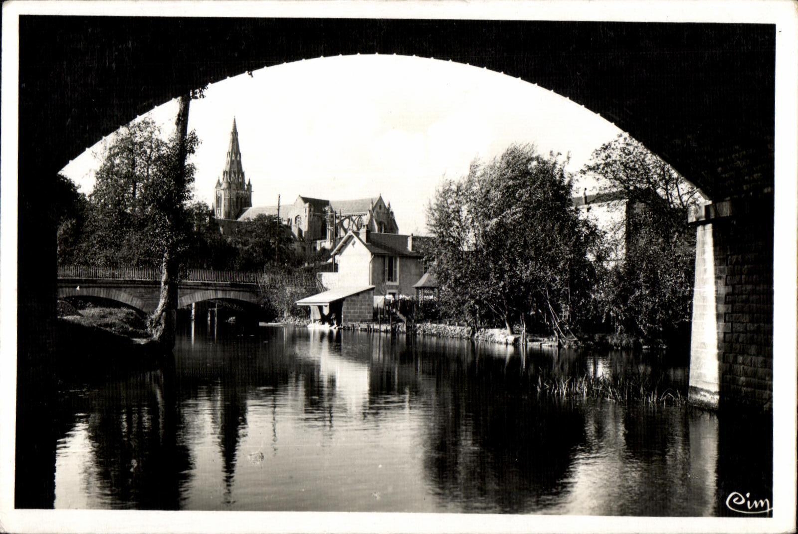 Saint-Maixent-l'École — La Sèvre Niortaise sous le Pont du Chemin de Fer — Courrier Imp. Macon